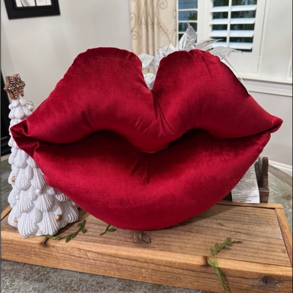 ISAAC MIZRAHI BRIGHT RED VELVET “LIPS” PLUSH DECORATOR PILLOW